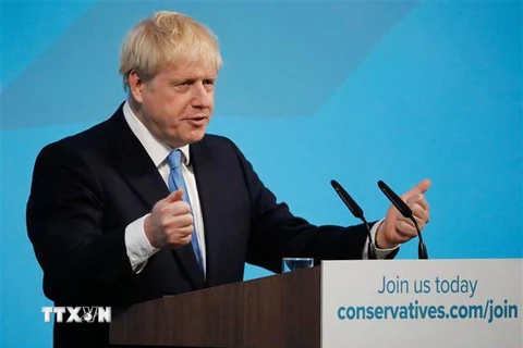  Ông Boris Johnson phát biểu tại London, Anh ngày 23/7, sau khi được bầu làm lãnh đạo mới của đảng Bảo thủ. (Ảnh: AFP/TTXVN)