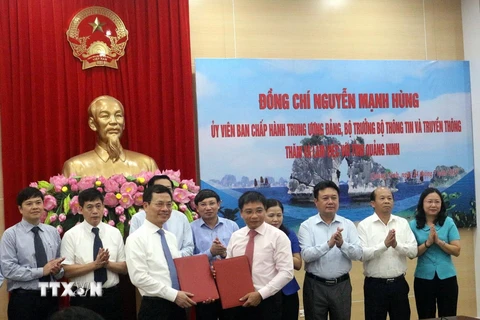 Bộ Thông tin và Truyền thông trao thỏa thuận hợp tác với tỉnh Quảng Ninh. (Ảnh: TTXVN)