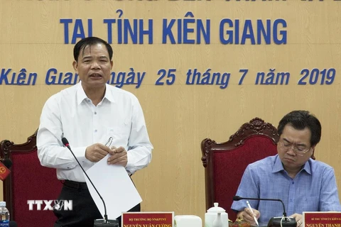 Bộ trưởng Bộ Nông nghiệp và Phát triển nông thôn Nguyễn Xuân Cường phát biểu kết luận buổi làm việc. (Ảnh: Hồng Đạt/TTXVN)
