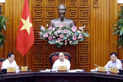 Thủ tướng Nguyễn Xuân Phúc chủ trì Phiên họp Chính phủ về tăng trưởng vùng kinh tế trọng điểm và tác động tới tăng trưởng của cả nước giai đoạn 2011-2017. (Ảnh: Thống Nhất/TTXVN)