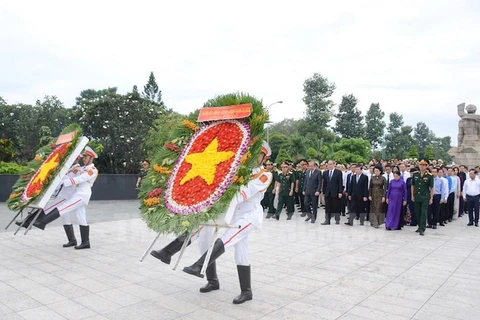 Các đại biểu thực hiện nghi thức dâng hoa tưởng niệm các anh hùng liệt sỹ tại Nghĩa trang Liệt sỹ thành phố. (Nguồn: hcmcpv.org.vn)
