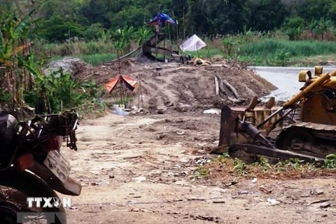 Hiện trường khai thác khoáng sản trái phép trong khu vực phòng thủ quân sự do Bộ Chỉ huy quận sự tỉnh Đắk Nông quản lý. (Ảnh: TTXVN/phát)