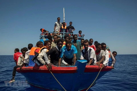 Một tàu chở người di cư trên Địa Trung Hải, ngoài khơi bờ biển Libya. (Ảnh: AFP/TTXVN)