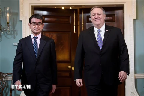 Ngoại trưởng Mỹ Mike Pompeo (phải) trong cuộc gặp người đồng nhiệm Taro Kono tại Washington DC., ngày 19/4/2019. (Ảnh: AFP/TTXVN)