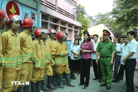 Đoàn đại biểu Quốc hội tỉnh Bắc Ninh kiểm tra phòng cháy, chữa cháy tại Công ty trách nhiệm hữu hạn một thành viên Thuốc lá Bắc Sơn. (Ảnh: Thanh Thương/TTXVN)