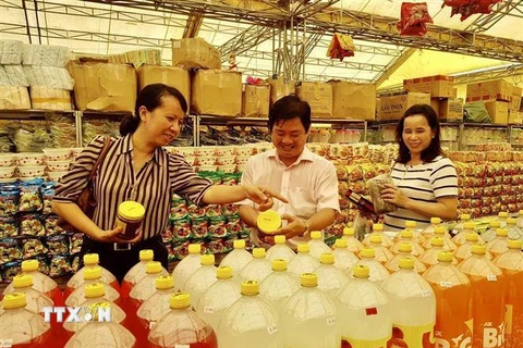 Người dân mua sắm tại phiên chợ hàng Việt. (Ảnh minh họa: Thanh Sang/TTXVN)