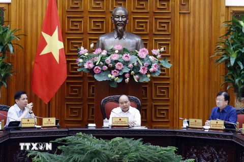 Thủ tướng Nguyễn Xuân Phúc cùng đại diện các bộ, ngành làm việc với tỉnh Tiền Giang nhằm tìm giải pháp tháo gỡ khó khăn cho dự án đường cao tốc Trung Lương-Mỹ Thuận. (Ảnh: Thống Nhất/TTXVN)
