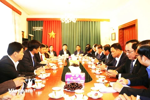 Đại sứ Hồ Minh Tuấn tiếp đoàn lãnh đạo thành phố Cẩn Thơ. (Ảnh: Hồng Kỳ/Vietnam+)