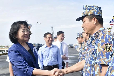 Phó Chủ tịch nước Đặng Thị Ngọc Thịnh bắt tay cán bộ, chiến sỹ tàu 383 thuộc Lữ đoàn 167. (Nguồn: Báo Bà Rịa-Vũng Tàu)