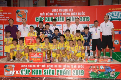 Đội Sông Lam Nghệ An giành cúp vô địch giải đấu. (Ảnh: Tuấn Anh/TTXVN)