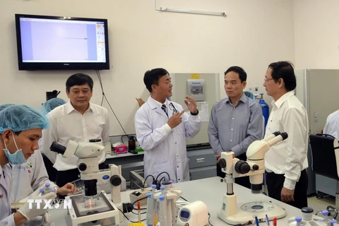Phó Bí thư Thường trực Thành ủy Thành phố Hồ Chí Minh Trần Lưu Quang thăm phòng thí nghiệm Đại học Quốc gia Thành phố Hồ Chí Minh. (Ảnh: Thu Hoài/TTXVN)
