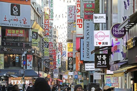 Người dân mua sắm hàng hóa tại khu vực Myeongdong, thủ đô Seoul, Hàn Quốc. (Ảnh: Yonhap/TTXVN)