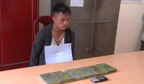 Bắt giữ hai anh em mua 6 bánh heroin từ Lào về Việt Nam tiêu thụ