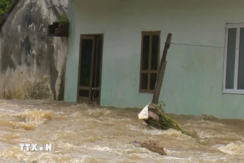 Mưa lớn, nước tràn vào nhà dân ở xã Đông Sang, huyện Mộc Châu, tỉnh Sơn La. (Ảnh: Nguyễn Cường/TTXVN)