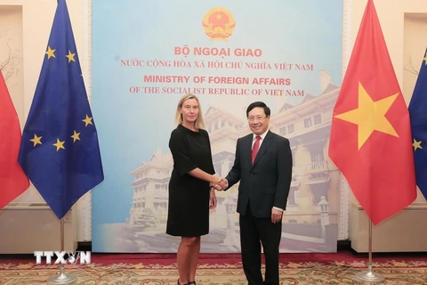 Phó Thủ tướng, Bộ trưởng Bộ Ngoại giao Phạm Bình Minh với Phó Chủ tịch Ủy ban châu Âu Federica Mogherini. (Ảnh: Lâm Khánh/TTXVN)