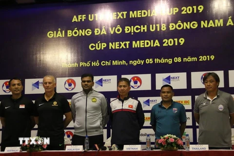 Huấn luyện viên các đội bảng B gồm các đội Việt Nam, Campuchia, Australia, Thái Lan, Singapore, Malaysia chia sẻ thông tin về công tác tập luyện chuẩn bị cho giải đấu. (Ảnh: Xuân Dự/TTXVN)