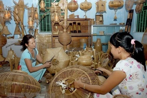 Ngành thủ công mỹ nghệ phát huy nghề truyền thống của địa phương ở Thừa Thiên-Huế. (Ảnh: Đình Huệ/TTXVN)