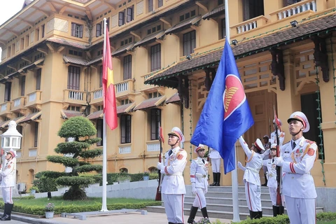Nghi thức thượng cờ nhân dịp kỷ niệm 52 năm Ngày thành lập Hiệp hội các quốc gia Đông Nam Á (ASEAN). (Ảnh: Lâm Khánh/TTXVN)