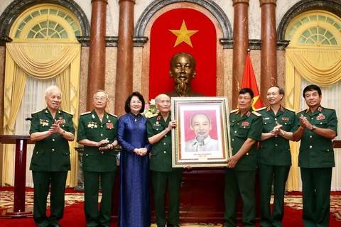 Phó Chủ tịch nước Đặng Thị Ngọc Thịnh tặng bức ảnh chân dung Chủ tịch Hồ Chí Minh cho Ban liên lạc truyền thống Hội Cựu chiến binh Sư đoàn 308. (Ảnh: Dương Giang/TTXVN)
