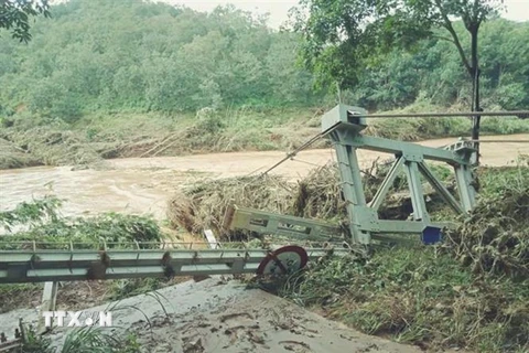 Cầu treo dân sinh bắt qua sông Lấp thuộc địa bàn huyện Bù Đăng bị lũ cuốn trôi. (Ảnh: Dương Chí Tưởng/TTXVN)