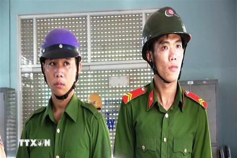 Hai đối tượng Nguyễn Gia Thuận và Nguyễn Hữu Nghĩa. (Ảnh: Thanh Tân/TTXVN)