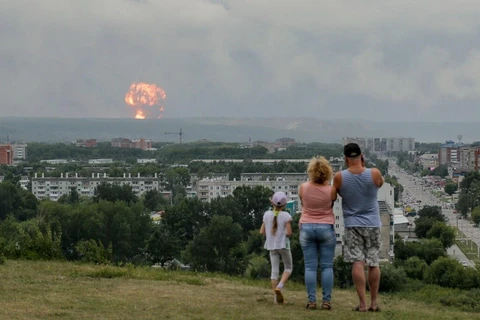Khói lửa bốc lên sau vụ nổ kho đạn ở gần thành phố Achinsk thuộc tỉnh Krasnoyarsk, vùng Siberia, Nga ngày 9/8/2019. (Ảnh: AP/TTXVN)
