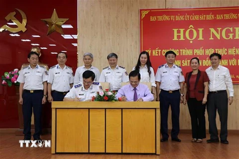 Lễ ký kết Chương trình phối hợp thực hiện công tác dân vận 'Cảnh sát biển đồng hành với ngư dân.' (Ảnh: Sỹ Thắng/TTXVN)