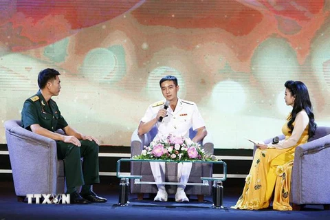 Thiếu tá Trần Văn Phương, Phó thuyền trưởng Tàu ngầm 184 Hải Phòng, Lữ đoàn 189, Quân chủng Hải quân giao lưu tại chương trình. (Ảnh: Văn Điệp/TTXVN)