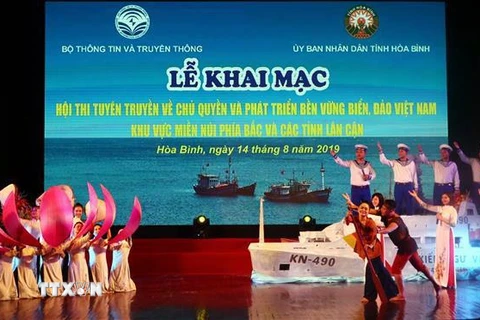 Một tiết mục tại Hội thi tuyên truyền về chủ quyền và phát triển bền vững biển, đảo Việt Nam. (Ảnh: Thanh Hải/TTXVN)