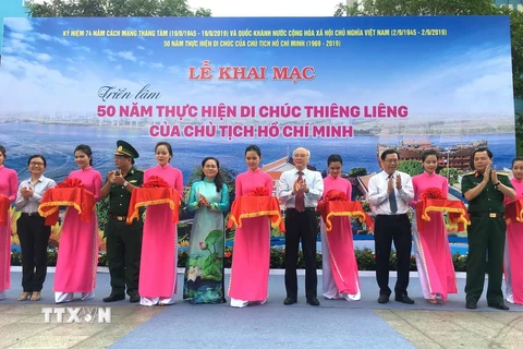 Bà Nguyễn Thị Lệ, Chủ tịch Hội đồng Nhân dân Thành phố Hồ Chí Minh cùng lãnh đạo thành phố cắt băng khai mạc triển lãm. (Ảnh: Thanh Vũ/TTXVN)