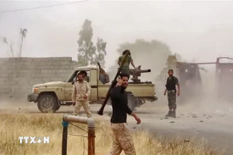 Lực lượng trung thành với Tướng Khalifa Haftar được triển khai tại Tripoli, Libya, ngày 26/5/2019. (Ảnh: AFP/TTXVN)