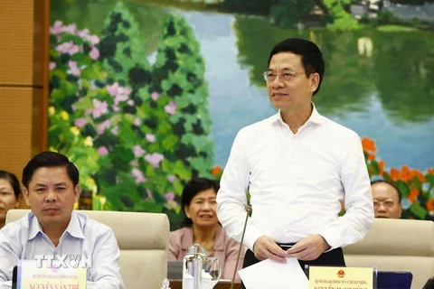 Bộ trưởng Bộ Thông tin và Truyền thông Nguyễn Mạnh Hùng trả lời các câu hỏi của đại biểu nêu. (Ảnh: Văn Điệp/TTXVN)