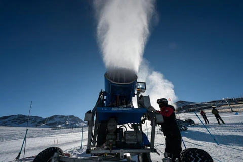 Các khu trượt tuyết ở Chile buộc phải phun tuyết nhân tạo. (Nguồn: AFP)