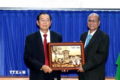 Ông Huỳnh Thành Lập (bên trái), Chủ tịch Hội hữu nghị Việt Nam-Ấn Độ Thành phố Hồ Chí Minh tặng quà cho ông Sri Pallab Sengupta, Tổng Thư ký Tổ chức Hòa bình và Đoàn kết toàn Ấn Độ. (Ảnh: Xuân Khu/TTXVN)