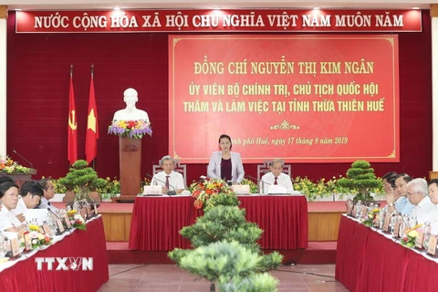 Chủ tịch Quốc hội Nguyễn Thị Kim Ngân làm việc với lãnh đạo chủ chốt tỉnh Thừa Thiên-Huế. (Ảnh: Trọng Đức/TTXVN)