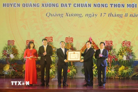 Phó Thủ tướng Vương Đình Huệ trao Bằng công nhận huyện nông thôn mới cho lãnh đạo huyện Quảng Xương, tỉnh Thanh Hóa. (Ảnh: Trịnh Duy Hưng/TTXVN)
