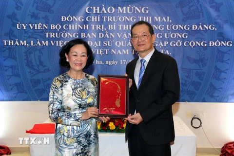 Bà Trương Thị Mai tặng quà lưu niệm cho Đại sứ quán Việt Nam tại Qatar. (Ảnh: Ngự Bình/TTXVN)