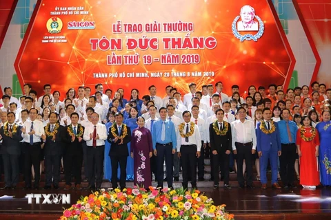 Lãnh đạo Tổng Liên đoàn Lao động Việt Nam và Thành phố Hồ Chí Minh với các gương điển hình nhận Giải thưởng Tôn Ðức Thắng năm 2019. (Ảnh: Thanh Vũ/TTXVN)