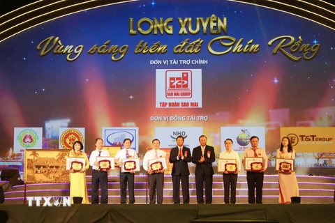 Tỉnh An Giang tặng Bằng khen cho các đơn vị đóng góp cho sự phát triển của thành phố Long Xuyên. (Ảnh: Thanh Sang/TTXVN)