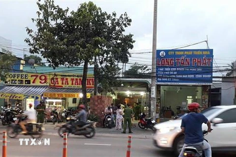 Lực lượng công an khám xét nơi ở và công ty của Nguyễn Tấn Lương. (Ảnh: Sỹ Tuyên/TTXVN)
