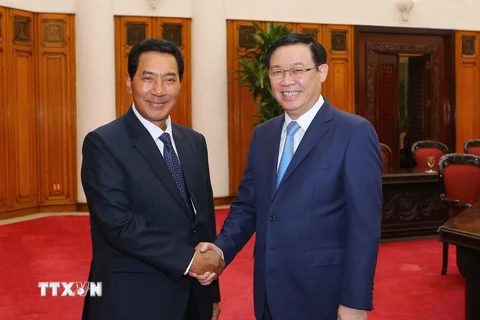 Phó Thủ tướng Vương Đình Huệ và Phó Chủ tịch Quốc hội Lào Bounpone Bouttanavon. (Ảnh: Doãn Tấn/TTXVN)