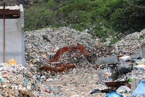 Tình trạng quá tải tại bãi rác Bãi Nhát, huyện Côn Đảo. (Ảnh: Huỳnh Ngọc Sơn/TTXVN)