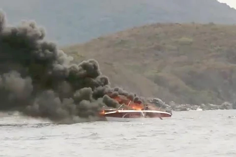Cháy canô du lịch trên vịnh Nha Trang khiến 2 người bị bỏng