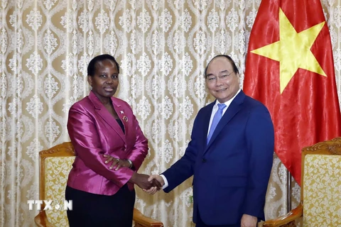 Thủ tướng Nguyễn Xuân Phúc tiếp bà Unity Dow, Bộ trưởng Ngoại giao và Hợp tác quốc tế Cộng hòa Botswana. (Ảnh: Thống Nhất/TTXVN)