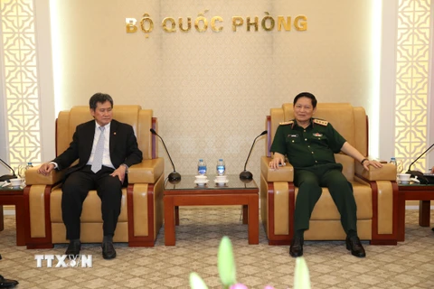Đại tướng Ngô Xuân Lịch và Tổng Thư ký ASEAN Lim Jock Hoi tại buổi tiếp. (Ảnh: Thông tấn Quân sự)