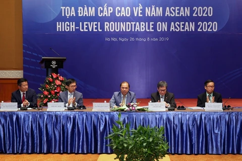 Tổng Thư ký ASEAN Lim Jock Hoi và Thứ trưởng Bộ Ngoại giao Việt Nam Nguyễn Quốc Dũng chủ trì tọa đàm. (Ảnh: Dương Giang/TTXVN)