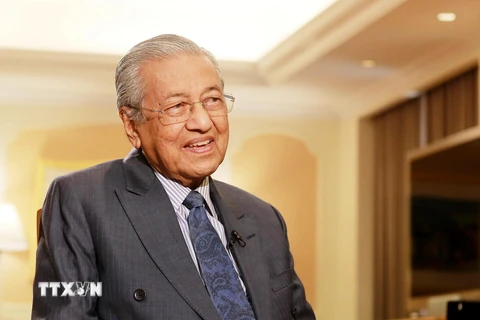 Thủ tướng Malaysia Mahathir Mohamad trả lời phỏng vấn của phóng viên Thông tấn xã Việt Nam. (Ảnh: Lâm Khánh/TTXVN)