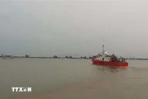 Hải đội 2 Biên phòng Nghệ An xuất kích đi cứu nạn tàu cá NA 95688 TS bị nạn trên biển. (Ảnh: TTXVN)