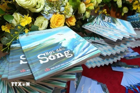 Cuốn sách 'Nơi đầu sóng' giới thiệu 21 câu chuyện bằng ảnh về chủ đề biển, đảo. (Ảnh: Thành Đạt/TTXVN)