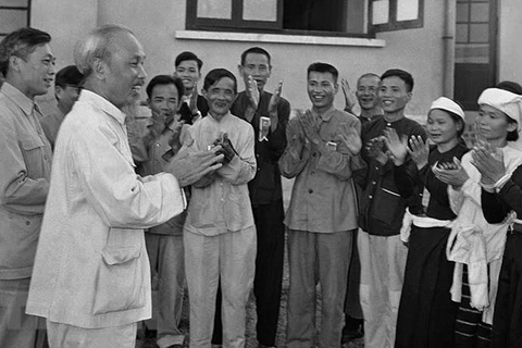 Chủ tịch Hồ Chí Minh gặp mặt thân mật các đại biểu dự Đại hội liên hoan Anh hùng, Chiến sỹ thi đua ngành nông nghiệp và Đổi công toàn quốc tại Hà Nội, ngày 23/5/1957. (Ảnh: Tư liệu TTXVN